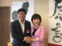 市長が染谷絹代島田市長と両手で握手をしている写真