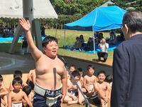 氷見市こども相撲大会で手を上げて選手宣誓をしている写真