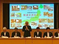 市長が出席した「街道交流首長会」で日本地図が映るスクリーンの前で講演をする観光庁次長の水嶋智氏の様子の写真