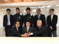 市長と挨拶にみえた豊田合成トレフェルサの選手と横井取締役と関係者の総勢8名が集合した写真