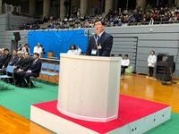 体育館で行われた閉会式の演壇に立つ市長の写真