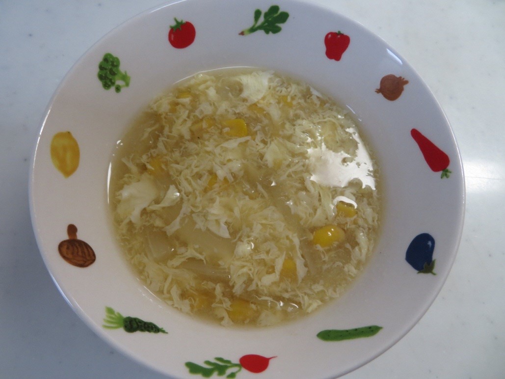 卵とコーンのスープの写真