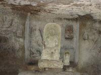 竹里山の岩屋堂の中に置かれた仏像の写真