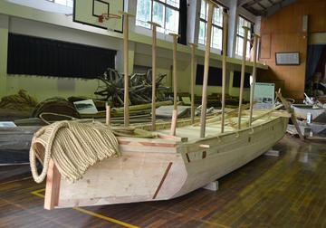 氷見市文化財センター内に新たに収蔵された木造船のドブネの写真