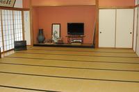 畳と障子、置物が置かれた和室の部屋の写真