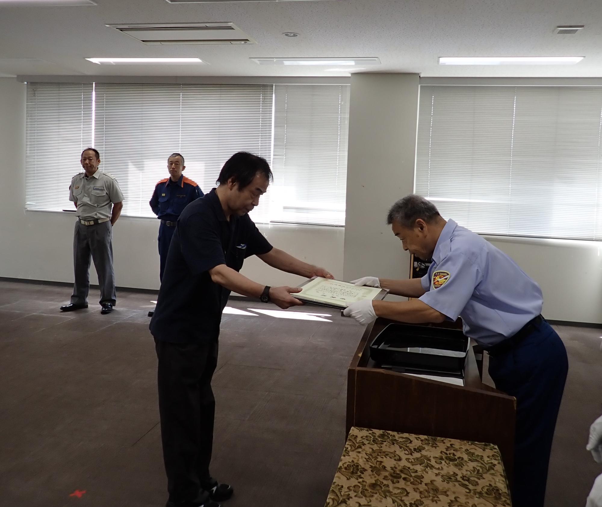 贈呈式をしている写真