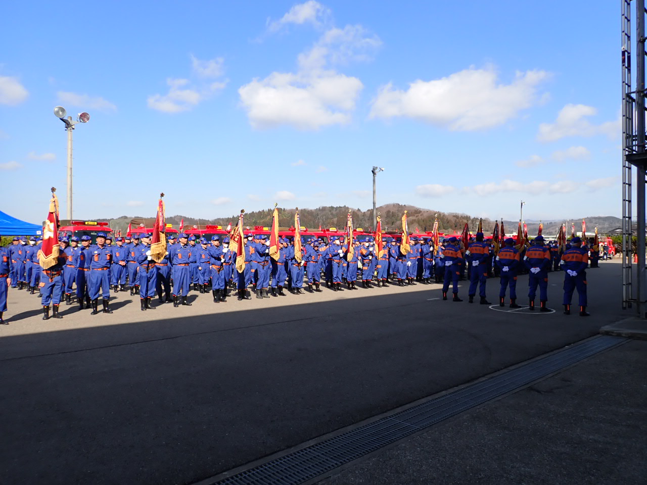団員が整列をしている画像
