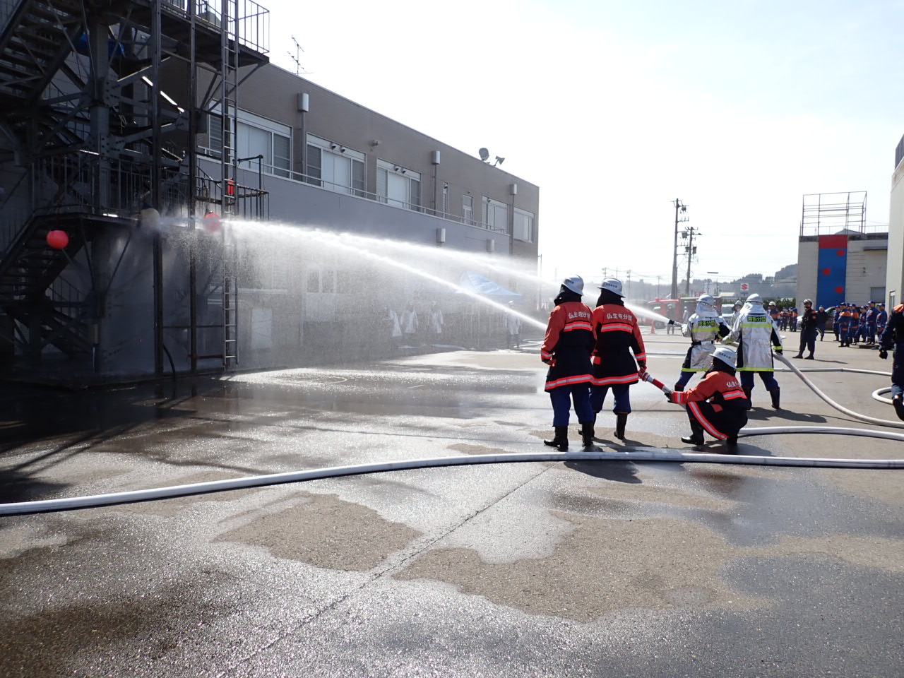 団員が放水活動をしている画像