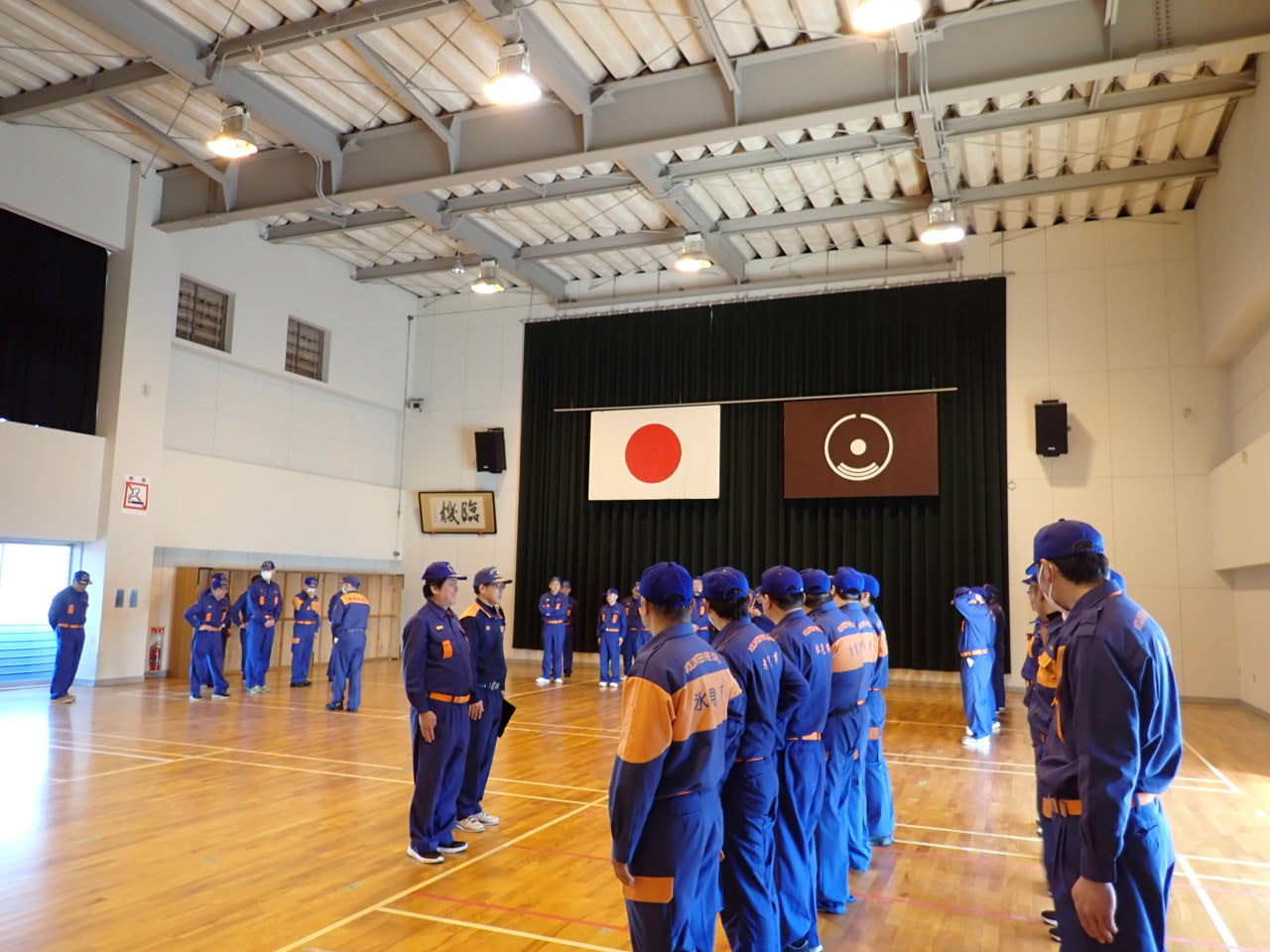 団員が訓練礼式を行っている画像