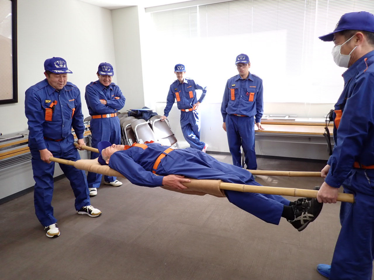 団員が応急搬送訓練を行っている画像