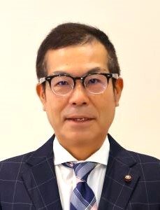 萬谷副議長が正面を向いている写真