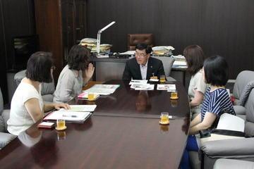 市長と4人の女性が市長室にて座って語り合っている写真