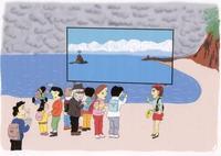 曇り空のもと氷見の海岸でガイドがスクリーンに立山連峰を映しているのを見る8人の観光客のイラスト