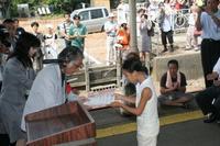 屋外で藤子先生から賞状を受け取っている子どもの写真