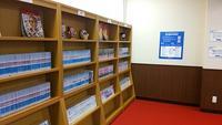 藤子(A)先生の作品の単行本が本棚に並んでいる図書室の写真
